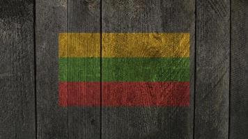 bandera de lituania. bandera de lituania sobre un fondo de madera foto