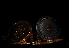 bitcoin y ethereum sobre fondo negro, monedas bitcoin 3d
