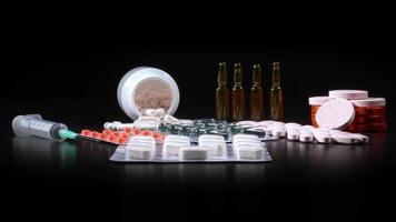 medicamentos. close-up de pílulas de medicamentos coloridos. uma pilha de medicamentos e cápsulas de diferentes tipos. video