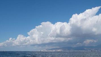 wolken boven de stad. deze voorraadvideo toont een time-lapse van wolken die over het stadsbeeld bewegen. video