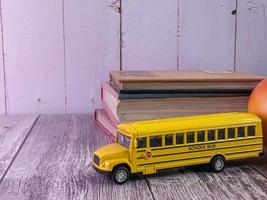 autobús escolar en mesa de madera para el concepto de educación foto