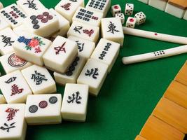 el mahjong en la mesa antiguo juego de mesa asiático imagen de primer plano foto