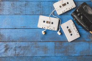 vista superior del reproductor de cassette con cinta de audio sobre fondo de mesa de madera azul, espacio libre para texto foto