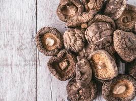 primer plano de setas shiitake secas sobre una mesa de madera. foto