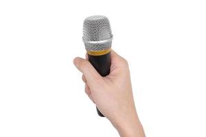 mano masculina sosteniendo el micrófono sobre fondo blanco. foto