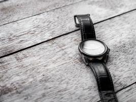 reloj de pulsera en la mesa de madera. foto