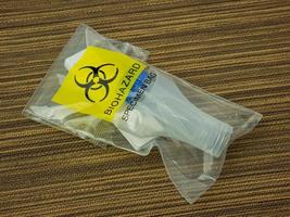 el kit de prueba de antígeno en basura de riesgo biológico para concepto médico o científico foto