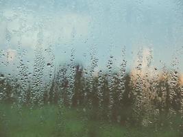 gotas de lluvia en la ventana de cristal. foto