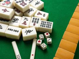 el mahjong en la mesa antiguo juego de mesa asiático imagen de primer plano foto