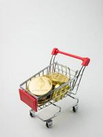 el ethereum en el carrito de compras para el concepto de criptomoneda o tecnología foto