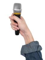 mano masculina sosteniendo el micrófono sobre fondo blanco. foto