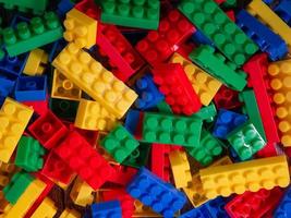 Caja de rompecabezas de plástico multicolor para niños o concepto de educación. foto