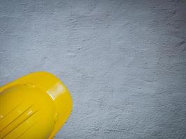 cascos gorra amarilla dispositivos de seguridad para minas en piso de cemento foto