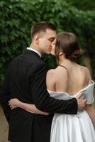 pareja joven novia y novio en un vestido corto blanco foto