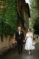 pareja joven novia y novio en un vestido corto blanco foto