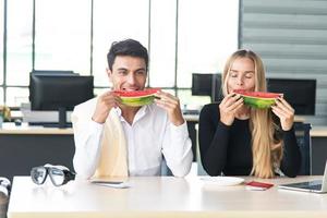 amante y concepto de vacaciones de verano. joven pareja atractiva preparando accesorios de viaje para viajes de negocios internacionales o vacaciones de verano de largo viaje foto