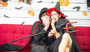 feliz concepto de fiesta de halloween. joven y mujer vestidos como vampiros, brujas o fantasmas celebran el festival de halloween foto