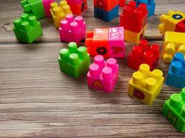 bloque de construcción de plástico multicolor para niño o concepto de construcción foto