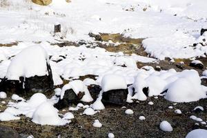 primer plano piedra y nieve en la niebla noboribetsu onsen foto