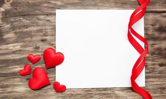 tarjeta de felicitación con corazones rojos foto