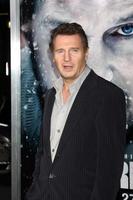 los angeles, 11 de enero - liam neeson llega al estreno gris en el regal theater en la live el 11 de enero de 2012 en los angeles, ca foto