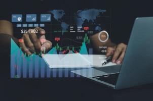 análisis de negocios y big data de crecimiento económico con gráficos financieros. conceptos de tecnología de panel de marketing de pantalla virtual digital y conexión de red económica global. foto