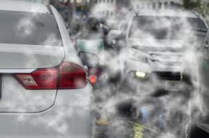 contaminación del automóvil escape de humo contaminación del automóvil atasco de tráfico en la carretera. automóvil que emite dióxido de carbono que causa la contaminación del aire. foto