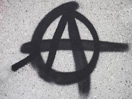 símbolo de la anarquía en una pared foto