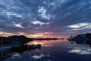 puesta de sol sobre el pueblo de pescadores noruegos para el verano 3 foto
