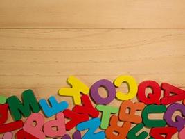 el alfabeto multicolor en la mesa de madera para la educación o el concepto de niño foto