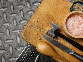 tabla de cortar de madera y vista superior del equipo de cocina para el concepto de comida foto