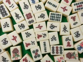 el mahjong en la mesa antiguo juego de mesa asiático imagen de primer plano foto