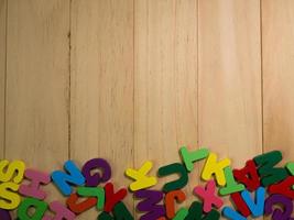 alfabeto de madera multicolor en la mesa para la educación o el concepto de niño foto