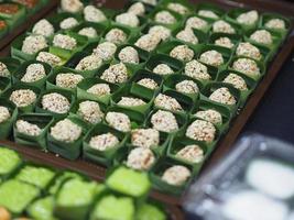 dulces de postre tailandés en hojas de plátano foto