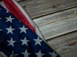 la bandera de los estados unidos de américa en la imagen de la mesa de madera natural para la libertad e independencia americana o fondo con concepto de espacio de copia. foto
