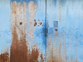 fondo oxidado de la puerta azul vieja foto
