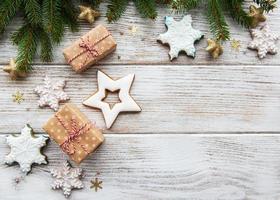 pino, cajas de regalo y galletas foto
