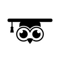 icono de búho educativo en blanco y negro sobre fondo aislado vector