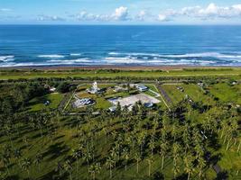 hermosa vista aérea panorámica de la playa pangandaran. foto