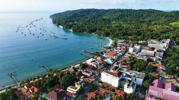 hermosa vista aérea panorámica de la playa pangandaran. foto