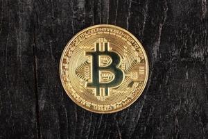 moneda bitcoin en un primer plano de fondo oscuro foto