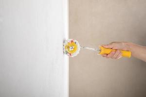 painting the wall with latex paint roller photo