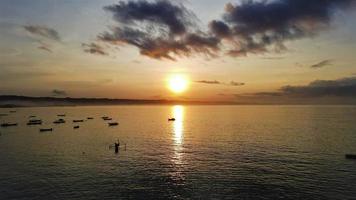 ciamis, java occidental-indonesia, 12 de mayo de 2022 - hermosa vista aérea panorámica de la playa de pangandaran. foto