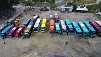 bandung, java occidental-indonesia, 23 de mayo de 2022 - hermosa vista aérea, autobús estacionado en un campo abierto. foto