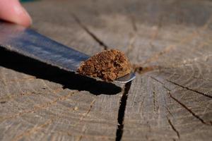 un trozo de hachís de cannabis en la punta de un cuchillo, concentrado de marihuana medicinal foto