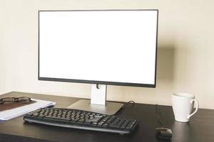 computadora con pantalla blanca en el escritorio. foto