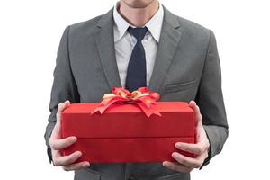 empresario sosteniendo una caja de regalo roja aislada sobre fondo blanco. foto
