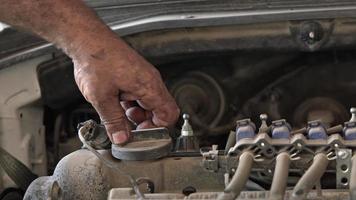 réparation de voiture dans l'atelier du maître de voiture video