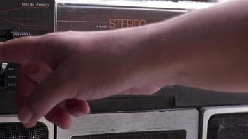 velho gravador de fita cassete com a mão está ajustando o canal video