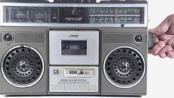 le vieux magnétophone à cassettes avec sa main ajuste le canal video